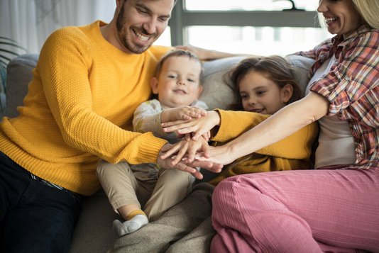 Haus-Familie-Wohnen-Serie-10-10 Eltern mit ihren Kindern