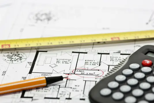 Fotolia_15849616_Subscription_XL Bauplan mit Stift und Rechner