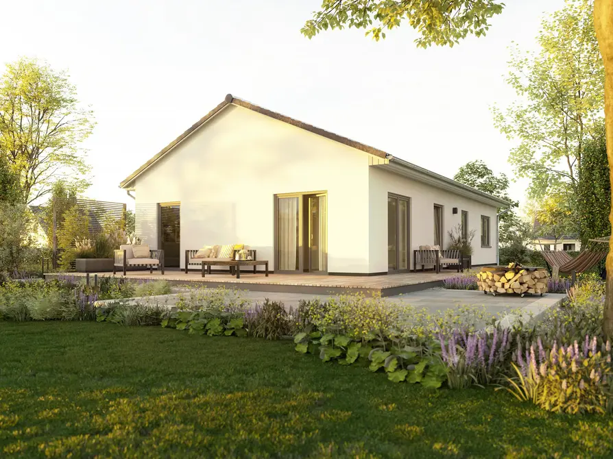 Rückseite des Bungalow 100 mit großzügiger Terrasse, bodentiefen Fenstern und gemütlicher Sitzgruppe in naturnaher Umgebung.